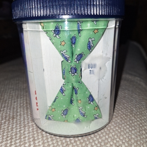 An Izod 3 piece men must have style set with a bowtie, shoestrings, handkerchief - Picture 6 of 7